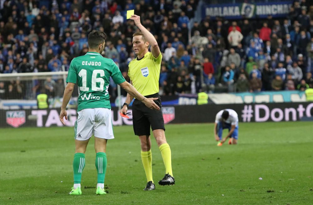 Las imágenes del derbi andaluz en La Rosaleda, que estuvo precedido de un minuto de silencio en memoria de Pablo Ráez. Sobre el césped, el conjunto bético remontó un choque en el que el Málaga CF no estuvo bien.