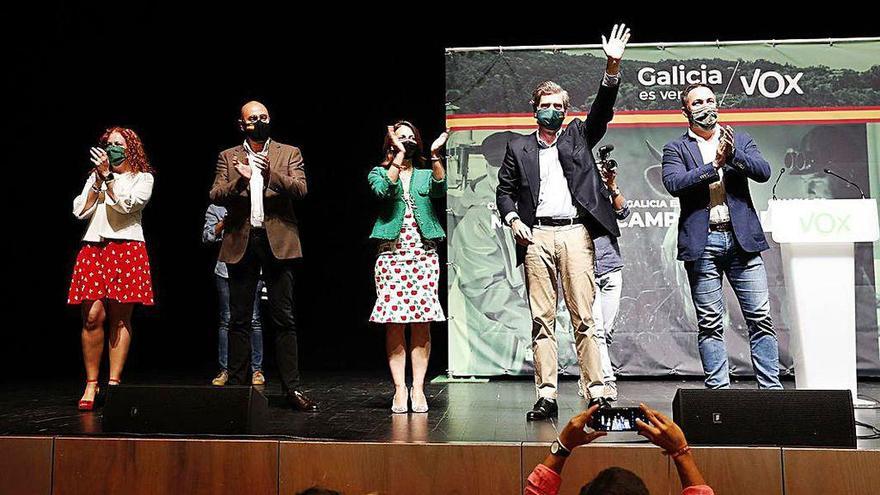 Antonio Ramilo y, a su izquierda, Santiago Abascal, en el Mar de Vigo.