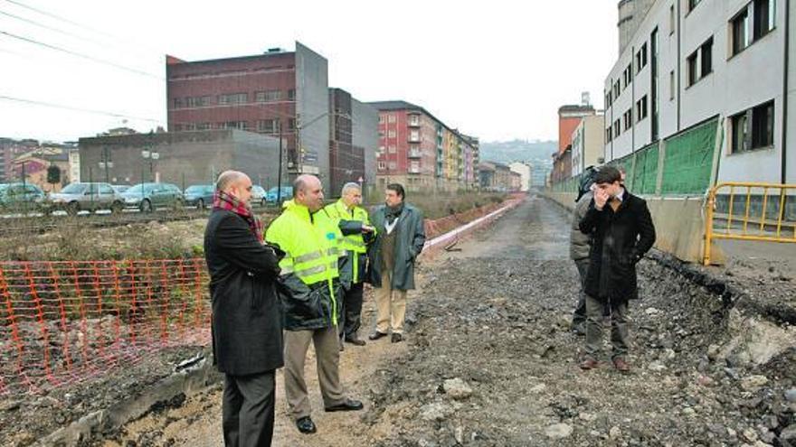 Juan Vega, segundo por la izquierda, y Juan Miguel Llanos, tercero, en la zona de obras del soterramiento en Valnalón.