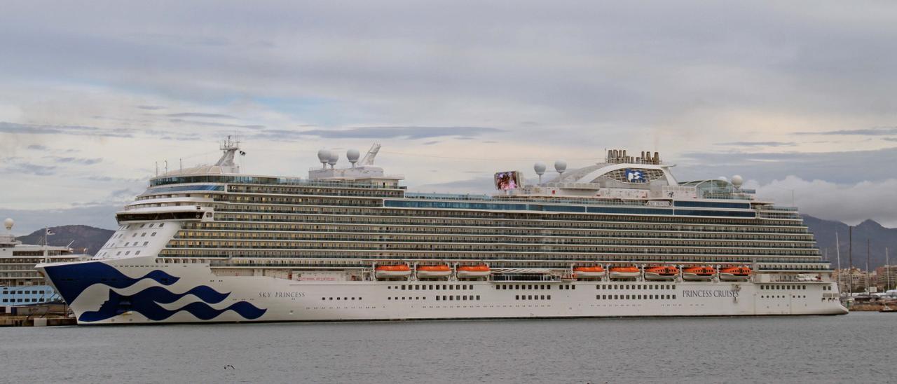 El &#039;Sky Princess&#039;, este domingo en el puerto de Palma.