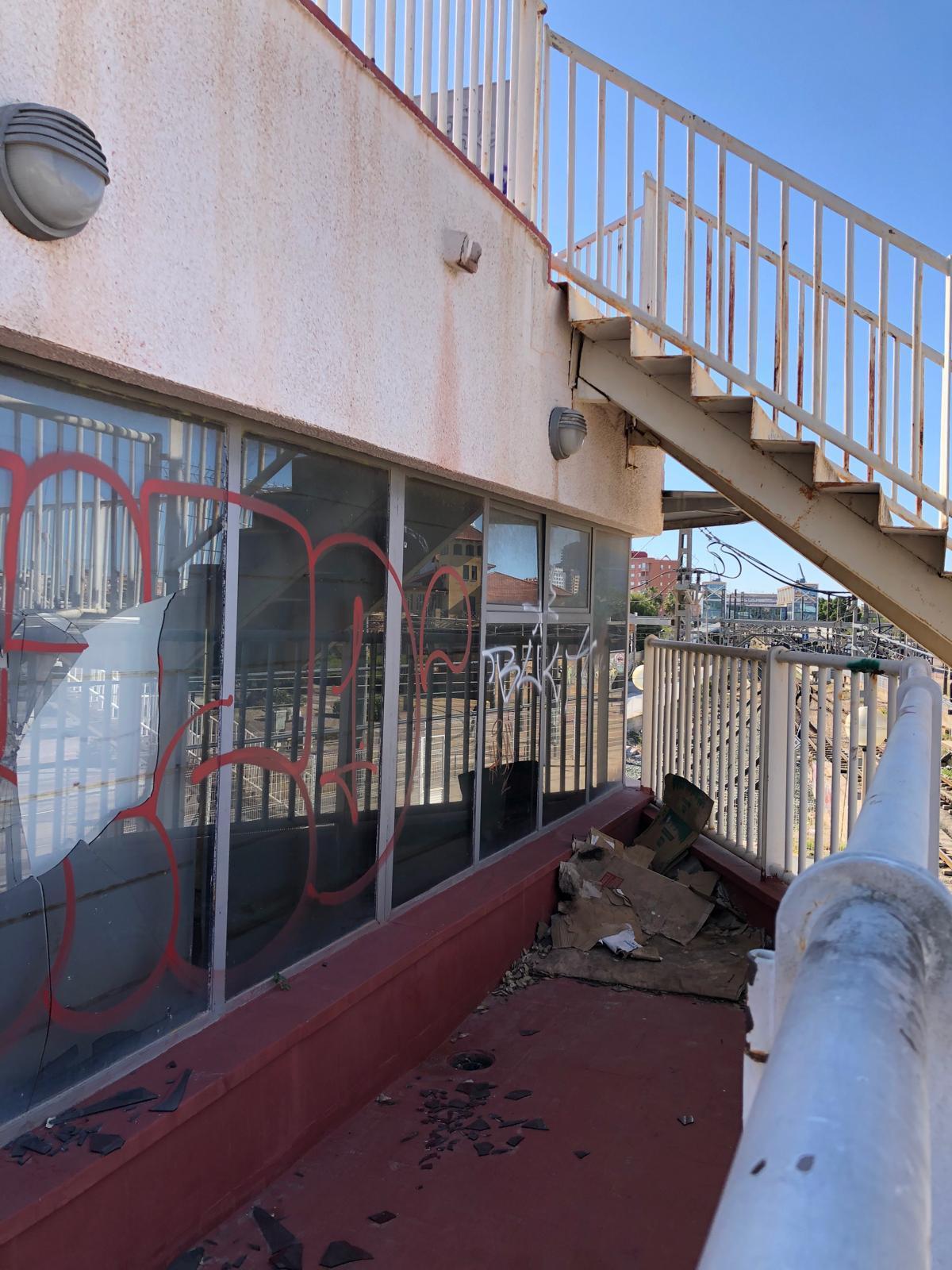 Imagen del estado del antiguo centro social, cerrado desde las obras de soterramiento de Empalme.