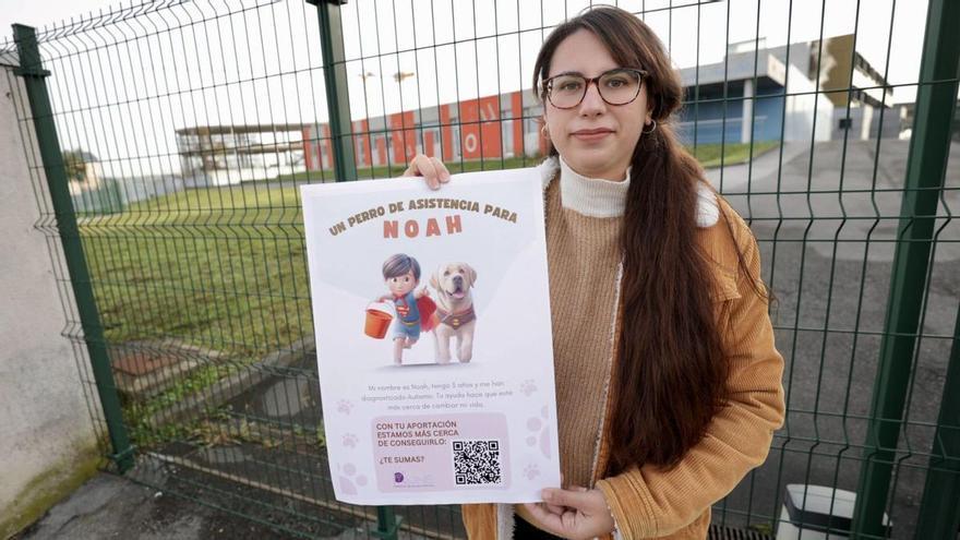 La madre del pequeño Noah, Lara Espinosa, posa con el cartel de la iniciativa ante el CP Carmen Ruiz-Tilve de La Corredoria. | Irma Collín