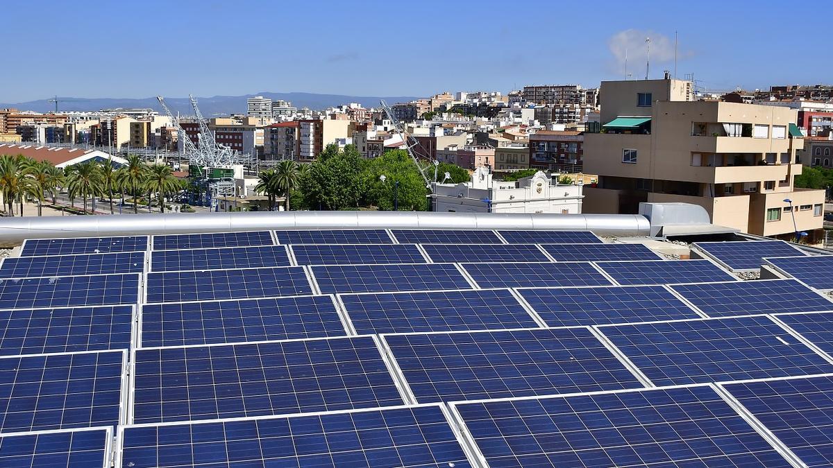 El Port de Tarragona instala paneles de energía solar, para uso compartido, en el Club de Rem.