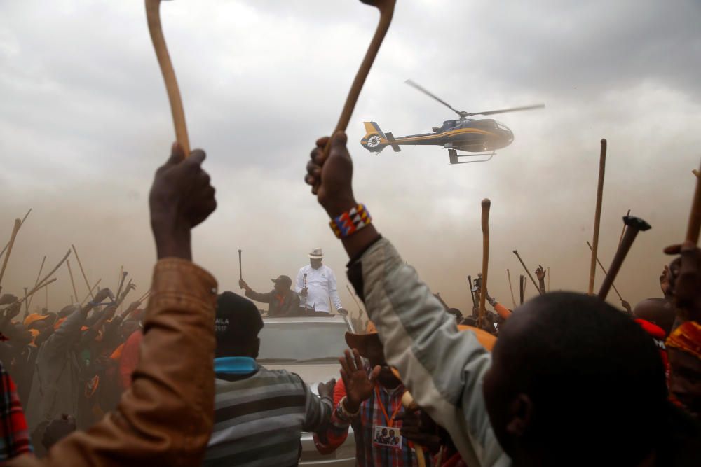 El líder de la oposición keniana Raila Odinga, candidato presidencial del partido de la Super Alianza Nacional (NASA), está rodeado de simpatizantes de la comunidad Maasai cuando llega a un rally electoral en Suswa, Kenia