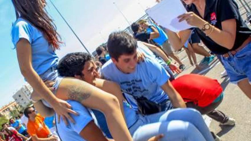 Miles de estudiantes acudieron a la fiesta con camisetas identificativas de su titulación y participaron en las actividades.