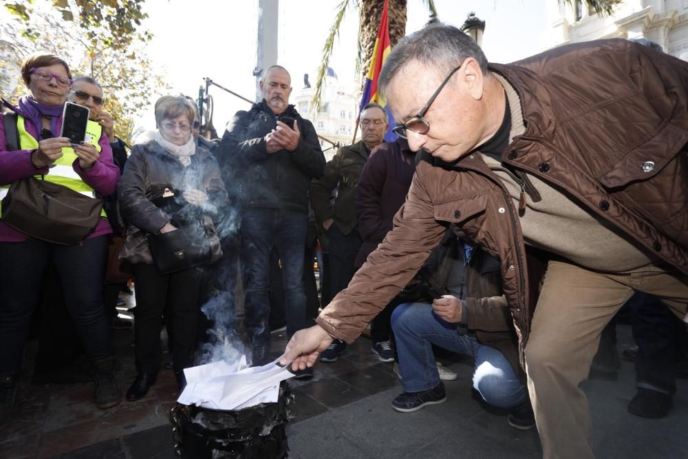 Protesta de jubilados en València: queman cartas de la subida de su pensión