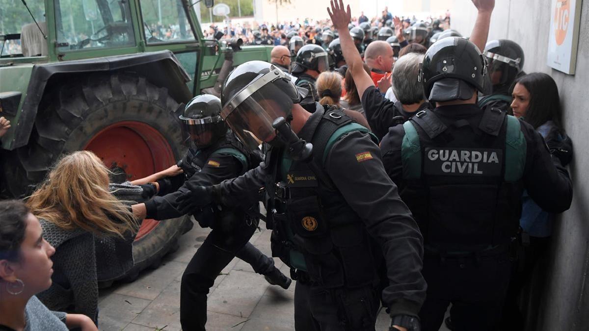 Actuación de la Guardia Civil en un colegio electoral del 1-O en Sarrià de Ter.