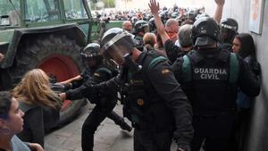 zentauroepp40366000 people clash with spanish guardia civil guards outside a pol171001093857