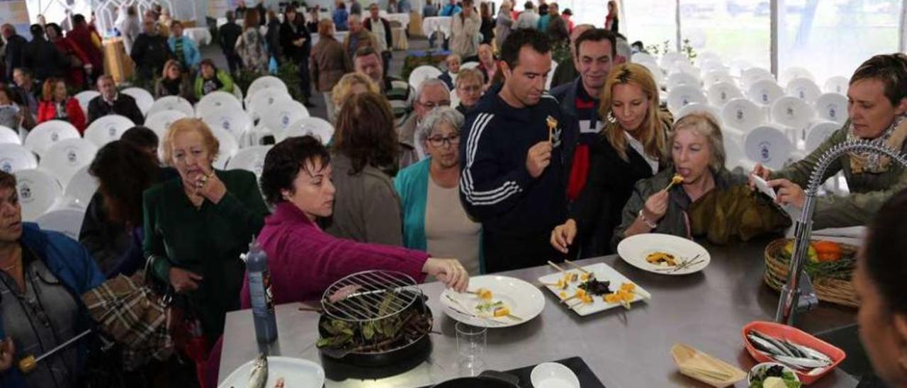 Público en las jornadas de &quot;Cocina en vivo&quot; de la Festa do Marisco 2014, que regresa este año. // Muñiz