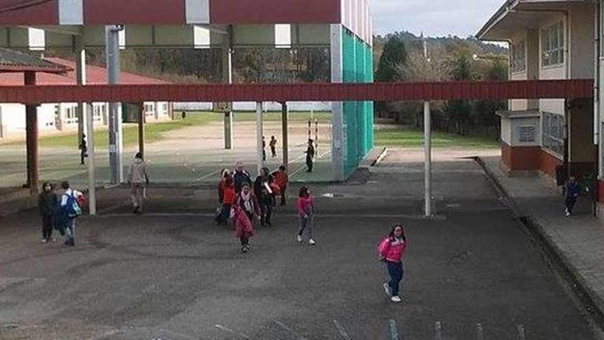 Alumnos con sus padres salen del comedor del colegio Bouza Brey el pasado viernes. // D.P.