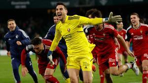 El portero de Osasuna, Sergio Herrera (c), celebra con sus compañeros la victoria ante el Betis al término del partido de octavos de final de la Copa del Rey entre el Real Betis y el CA Osasuna