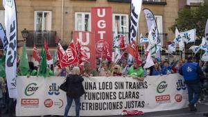 Los funcionarios de la administración de Justicia reanudaron la huelga y se concentraron el pasado día 4 frente al Ministerio para exigir una propuesta para el reconocimiento profesional y retributivo de sus funciones, premisa fundamental para comenzar a negociar el fin de sus movilizaciones. EFE/ J.P.Gandul