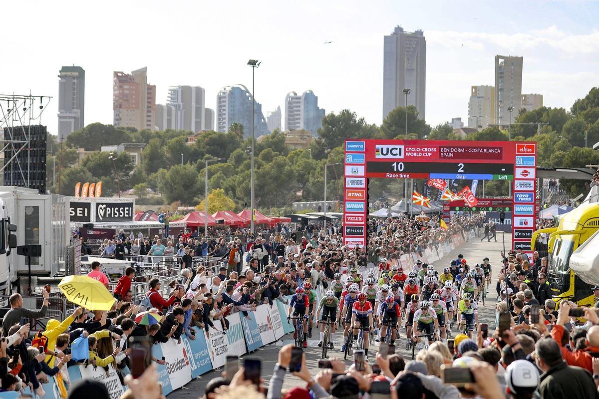 Espectacular panorámica de la salida de la prueba Elite masculina de la Copa del Mundo de Ciclocross UCI - Benidorm Costa Blanca 2025.