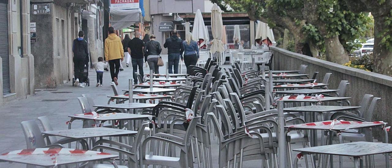 Terrazas en la calle Eugenio Sequeiros, en Cangas. |   // SANTOS ÁLVAREZ