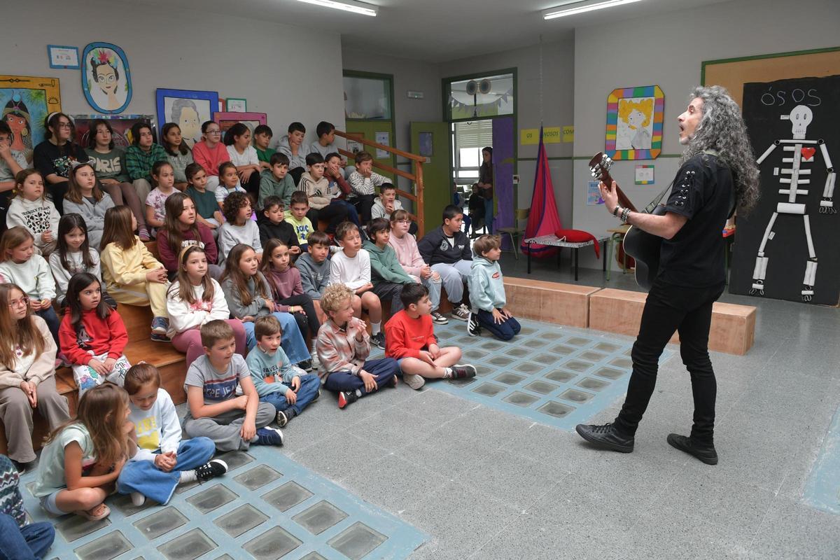 José Carballido con sus alumnos de Caión.
