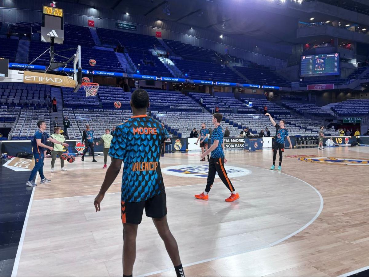 Los jugadores taronja entrenan en el Movistar Arena antes de medirse al Real Madrid.