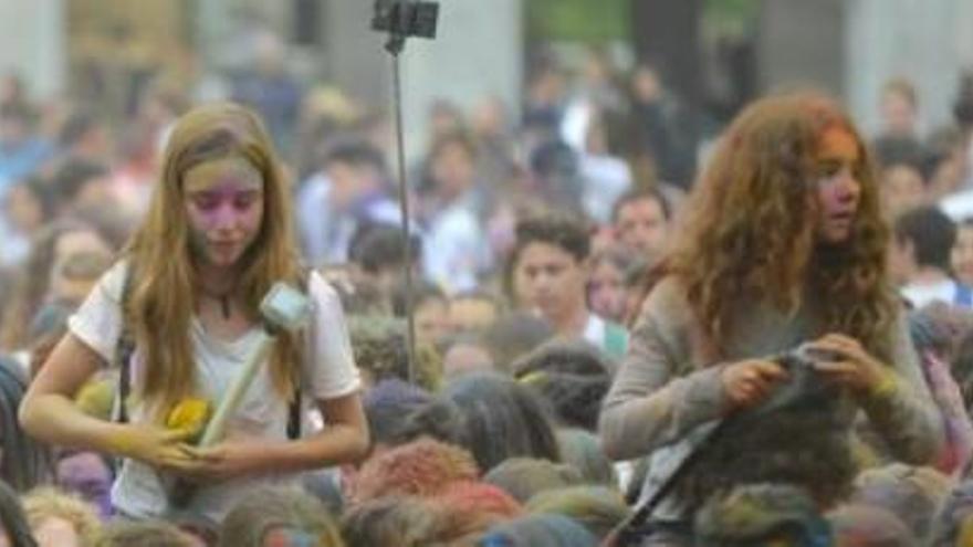 Ein paar Farben gegen das Grau am Himmel: Das Holi-Fest an der Plaça Major