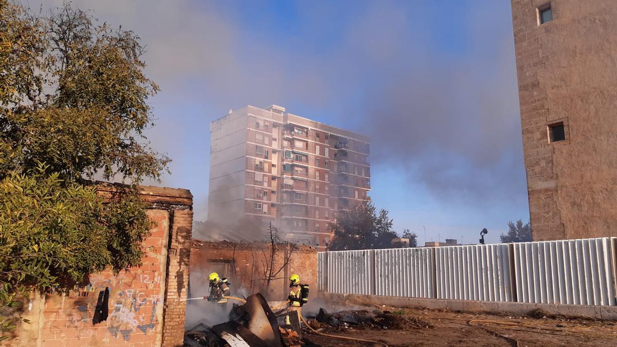 Los bomberos actuaron junto al emblemático edificio.