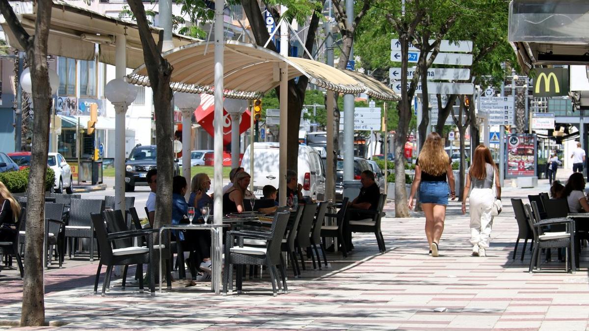 Una terraza del eje comercial de Platja d'Aro, este martes.