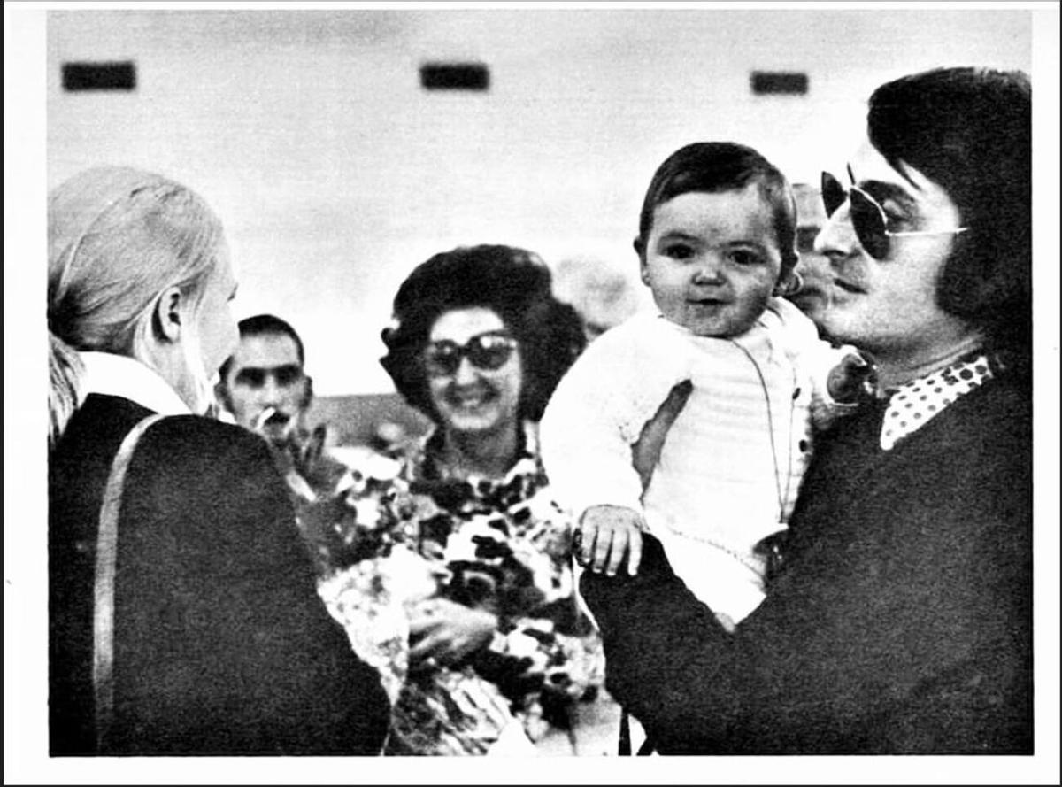 NinoBravo, junto a su familia, en el aeropuerto de Manises a su regreso del Festival de Rio de Janeiro. Octubre de 1972.