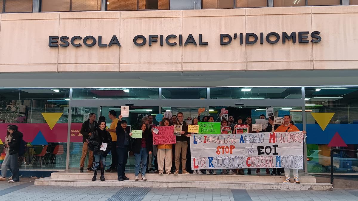 El profesorado de las escuelas de idiomas se sumará a la huelga indefinida por recortes que Educación niega