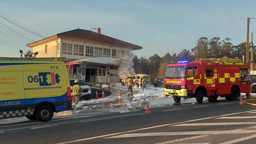 Un hombre prende fuego a tres coches de una empresa de alquiler en Lavacolla y agrede a los empleados