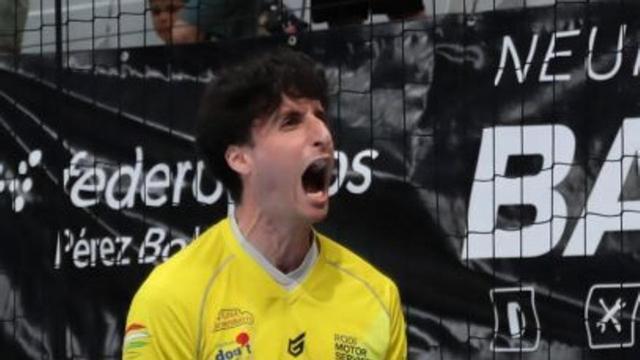 Xoán Ledo celebra una parada. | CEDIDA