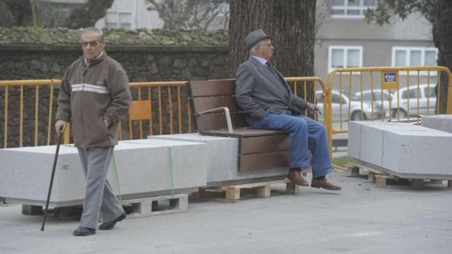 Dos vecinos de Orillamar, entre las obras del corredor, en febrero de 2011. / víctor echave