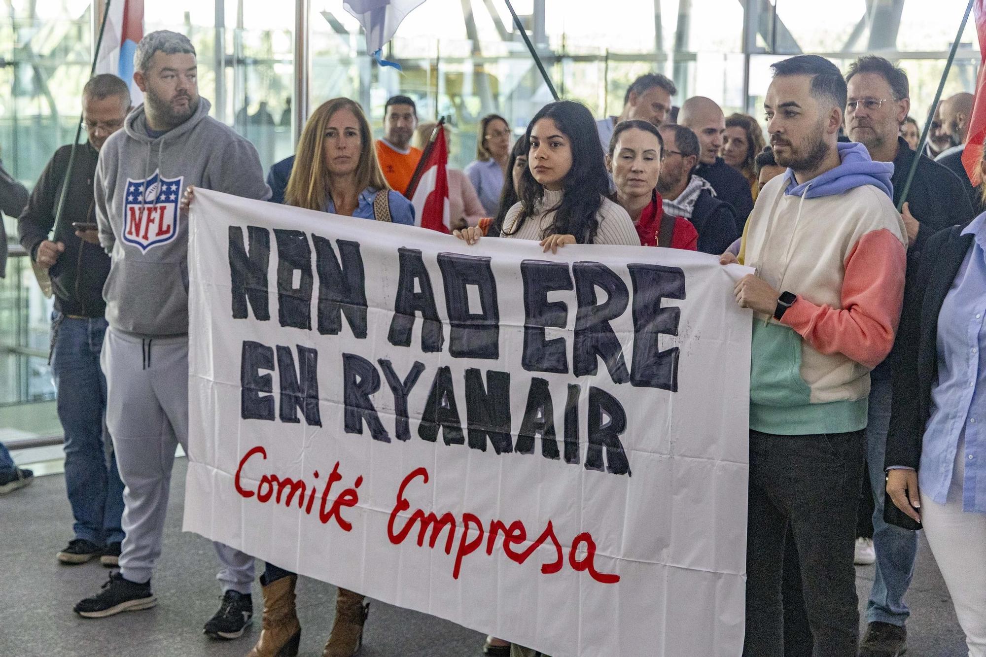 Lostrabajadores de Ryanair se concentran en Lavacolla protestando por el ERE al que se ven  abocados