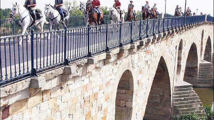 Los caballistas en el Puente de Piedra, una estampa medieval