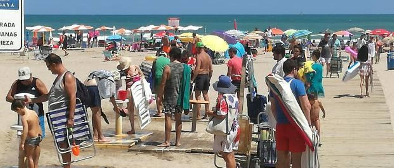 Un gran número de personas en la playa de Cullera.