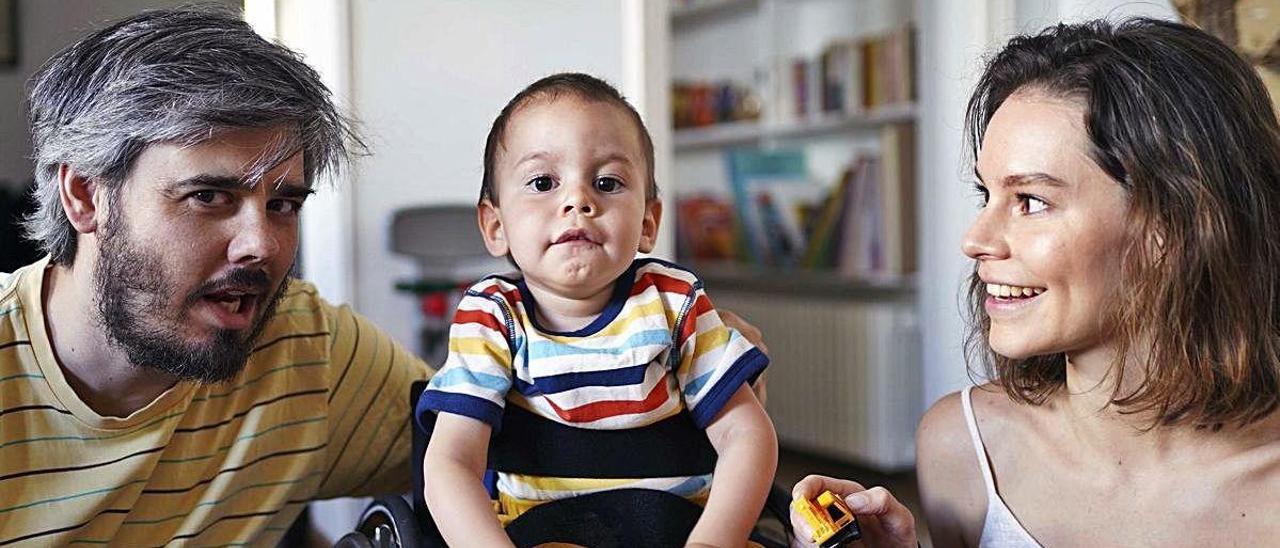 El pequeño Gael, junto con sus padres, Rodrigo Gómez y Adèle Frohart.