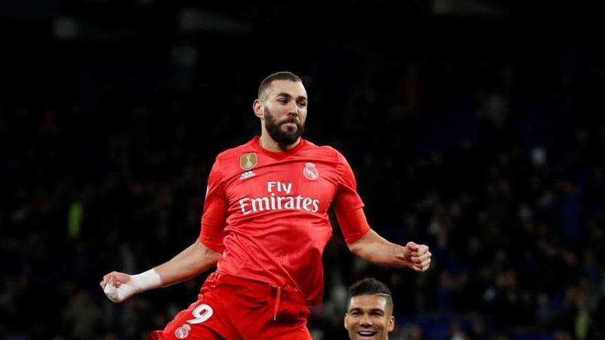 Benzema celebra el tercer gol del encuentro. // Albert Gea