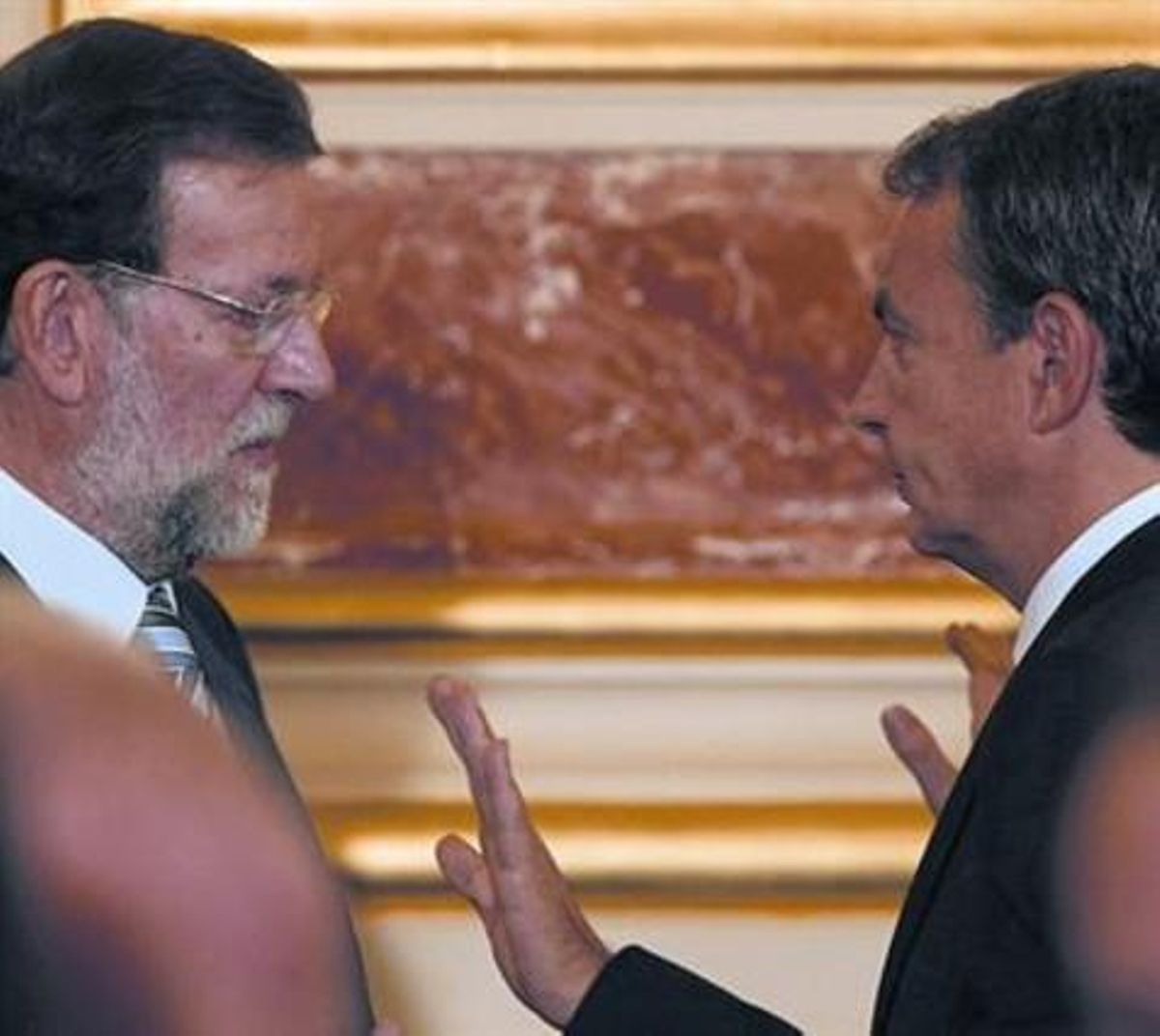 Rajoy i Zapatero conversen el Dia de la Constitució del 2010. Rajoy i Zapatero conversen el Dia de la Constitució del 2010.