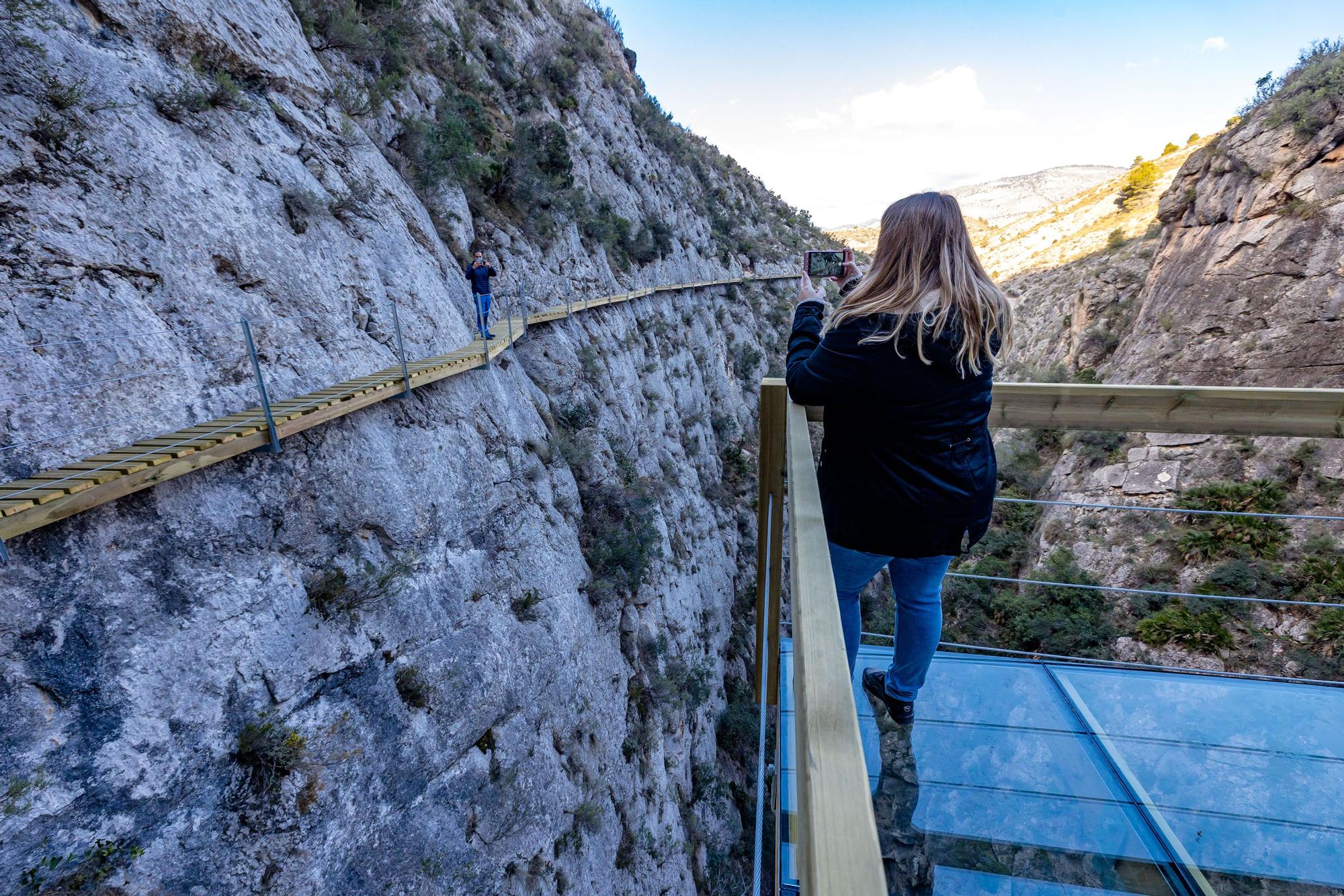 Una pasarela de madera de 212 metros anclada en la pared recorre la profunda garganta junto al antiguo pantano de Relleu