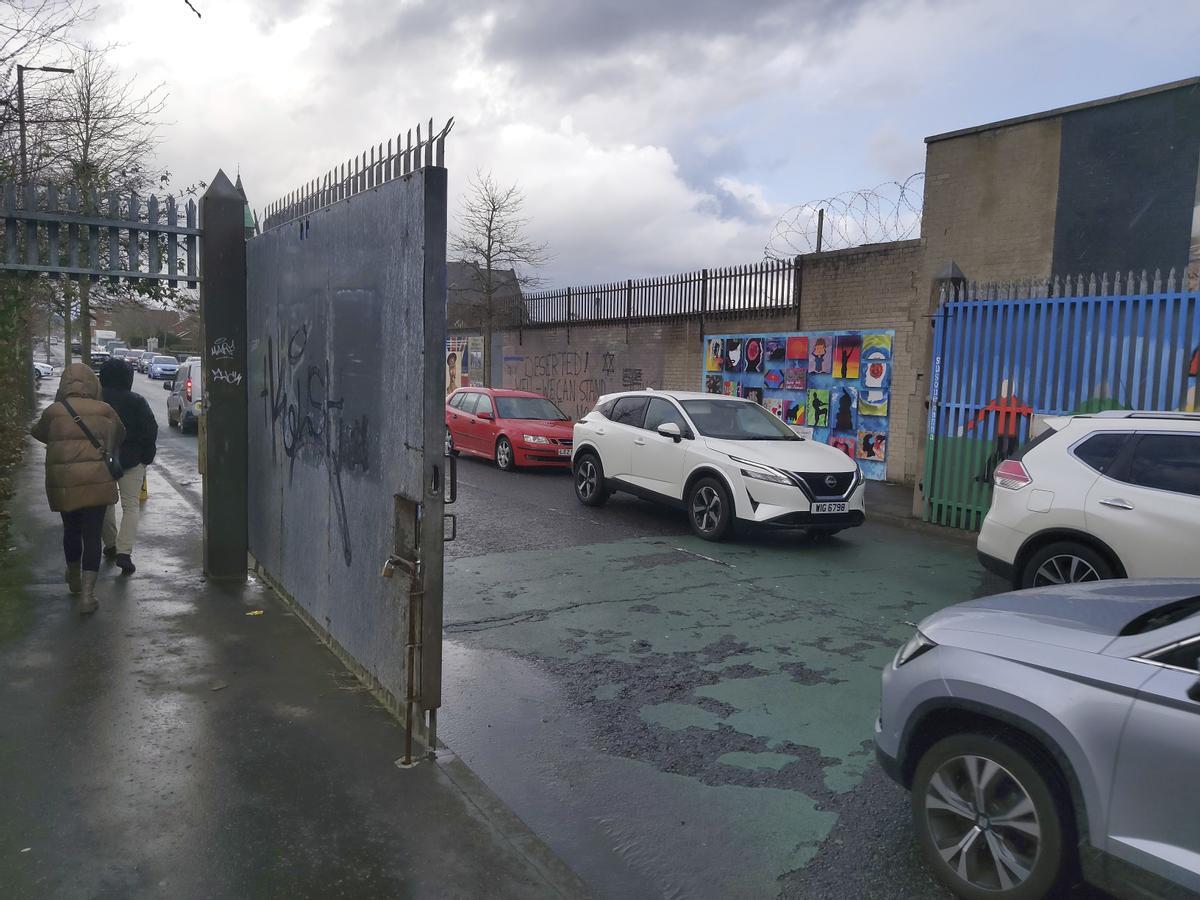 Uno de los muros que dividía Belfast durante los años de plomoy que sigue en pie.