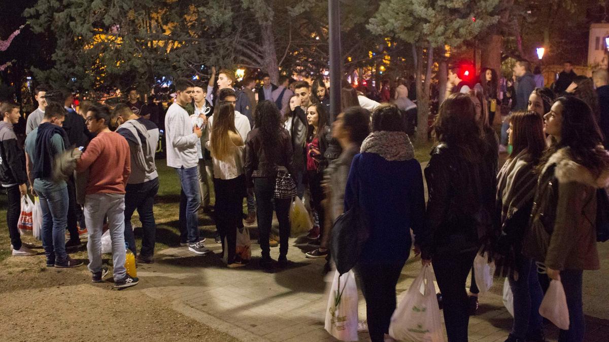 Jóvenes en un botellón en Zamora