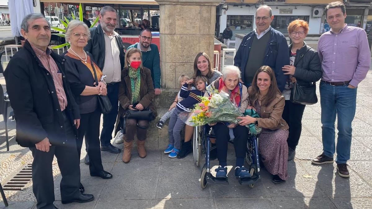 Celerina Molina González, con un ramo de flores, arropada por sus hijos y algunos nietos y biznietos, el día de su 107 cumpleaños.