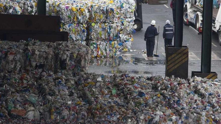 Residuos separados en la planta de reciclaje de Sogama.