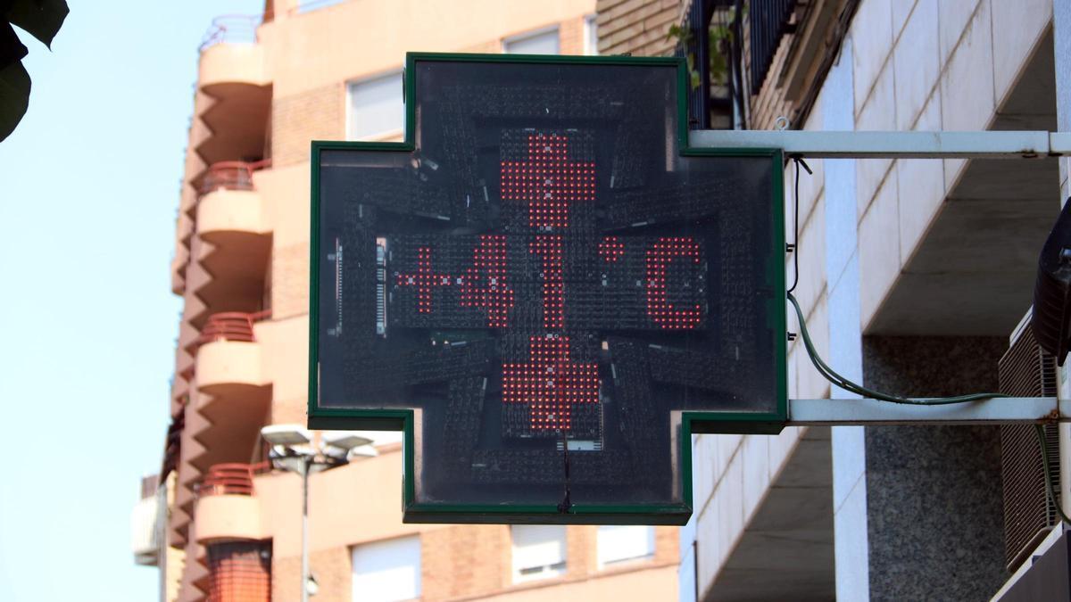 Un termòmetre de carrer marca 41 graus a Lleida.