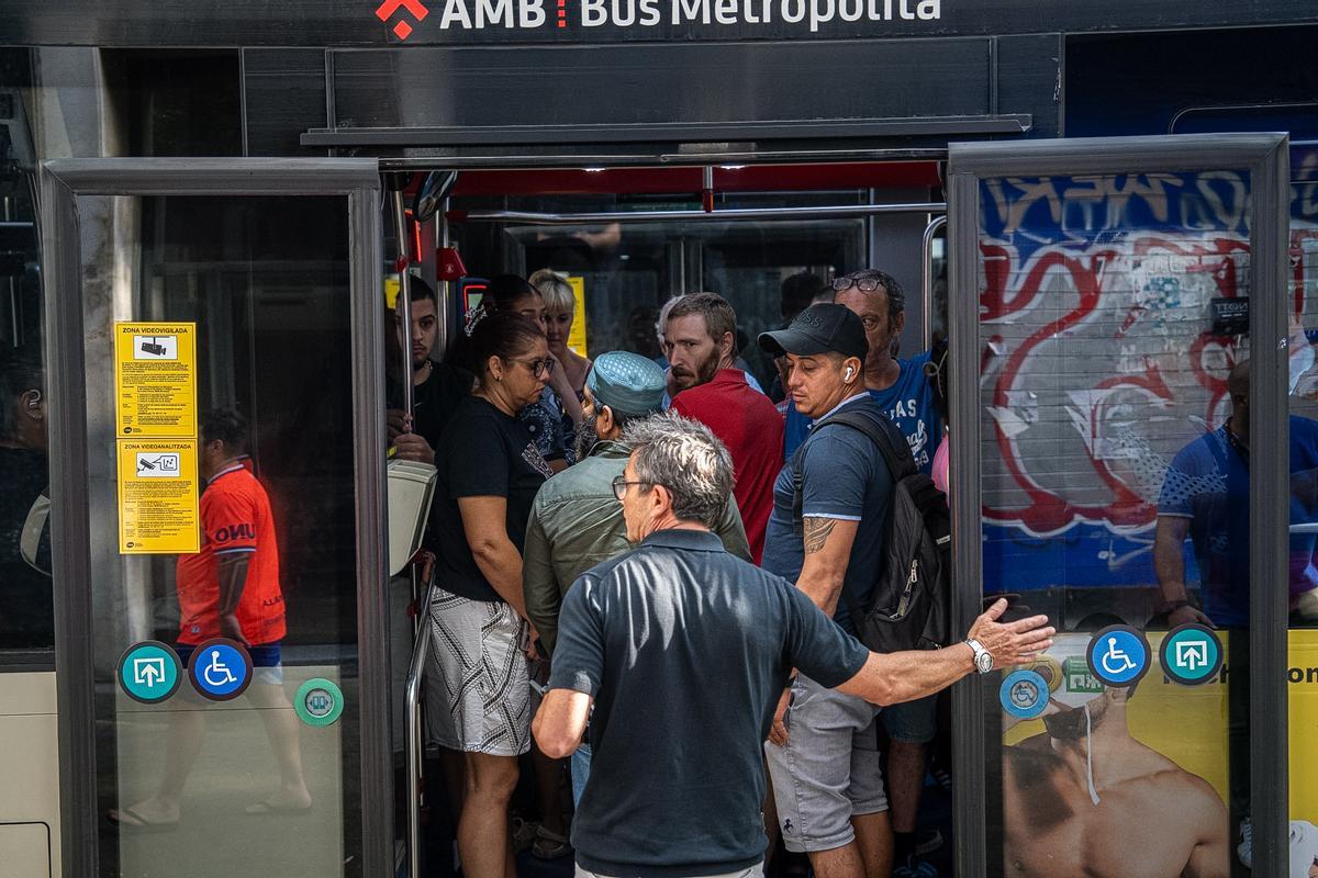 Un autobús del servicio alternativo por el corte de la L1 sale lleno desde Plaça de Sants en dirección Florida.