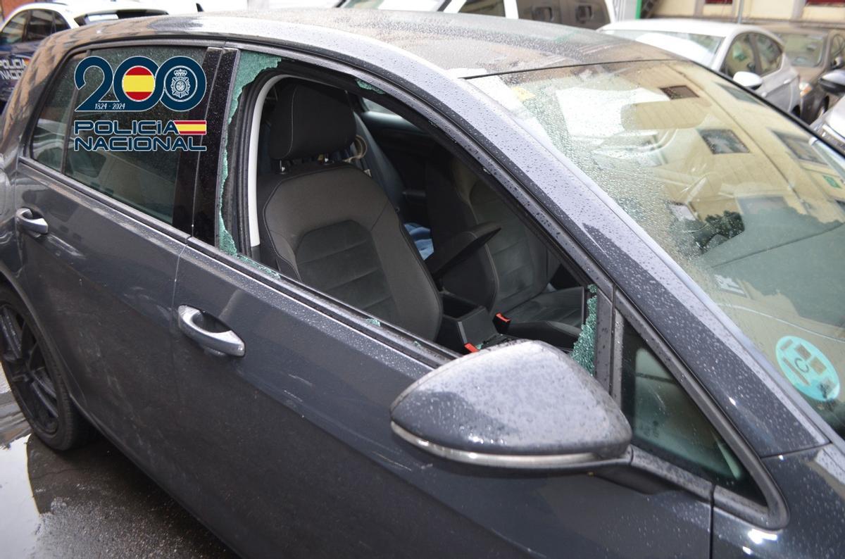 Uno de los vehículos asaltados por el presunto autor de los robos en garajes comunitarios de León capital, que fracturaba las ventanillas mediante apalancamiento.