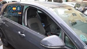 Uno de los vehículos asaltados por el presunto autor de los robos en garajes comunitarios de León capital, que fracturaba las ventanillas mediante apalancamiento.