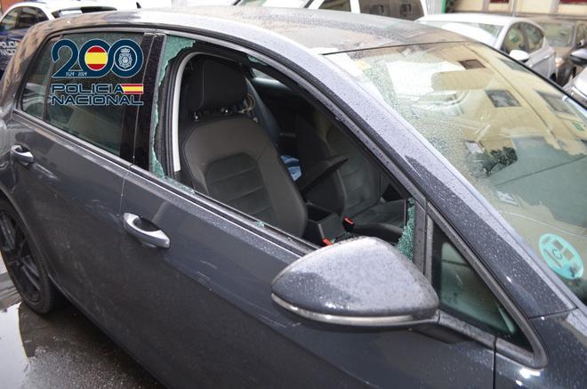 Uno de los vehículos asaltados por el presunto autor de los robos en garajes comunitarios de León capital, que fracturaba las ventanillas mediante apalancamiento.