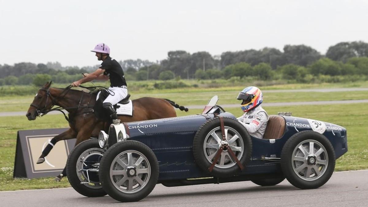 Alonso, a los mandos de un Bugatti, corre contra el caballo del polista Facundo Pieres.