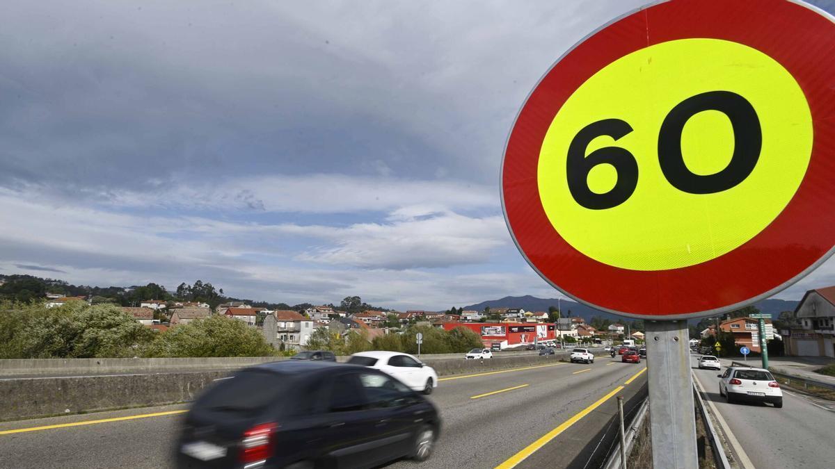 Vehículos circulando por una carretera.