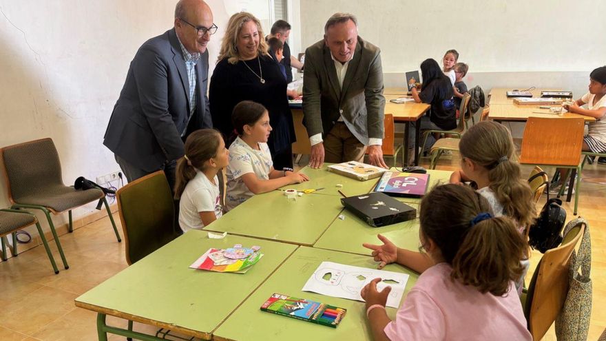 Desde la derecha, el viceconsejero Ortega, Riesco y Prada en el centro rural digital de La Bóveda de Toro. | JUNTA DE CASTILLA Y LEÓN