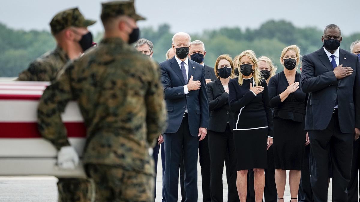 Biden durante la &quot;ceremonia solemne&quot;.