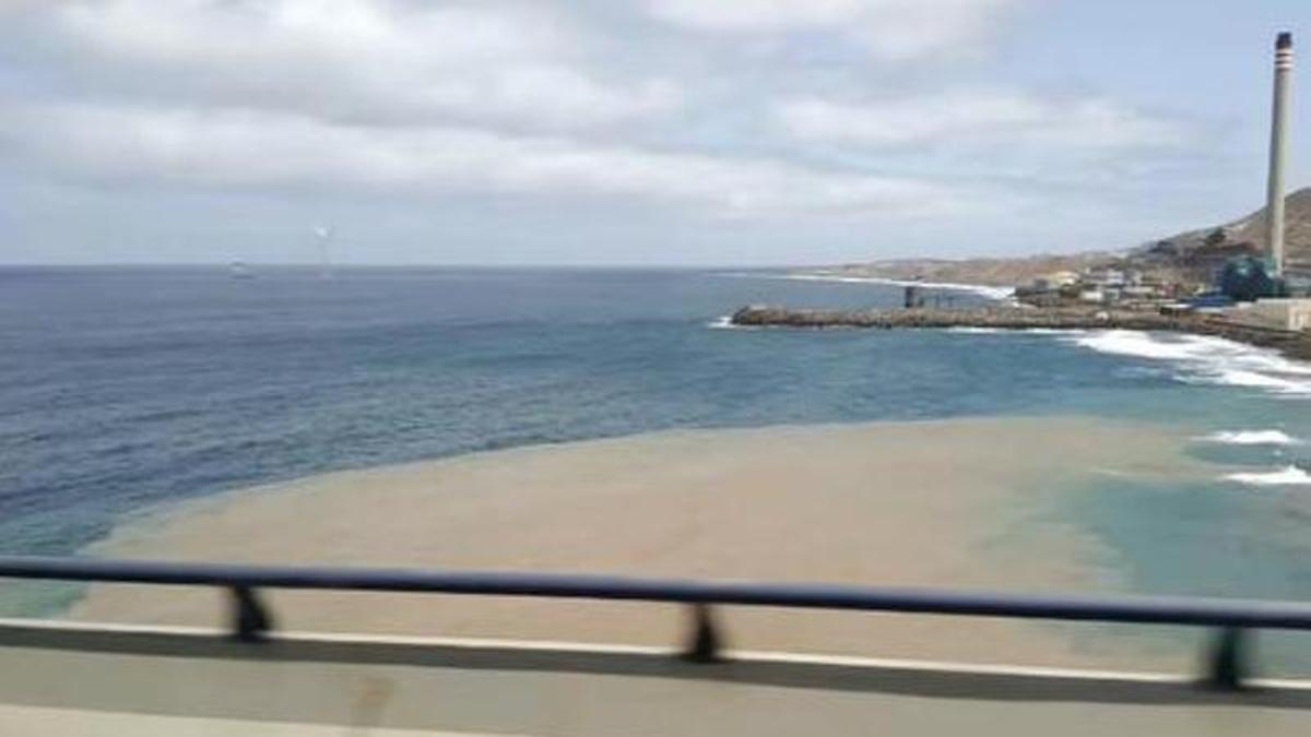 Una gran mancha marrón sorprende frente a la costa de Las Palmas de Gran Canaria