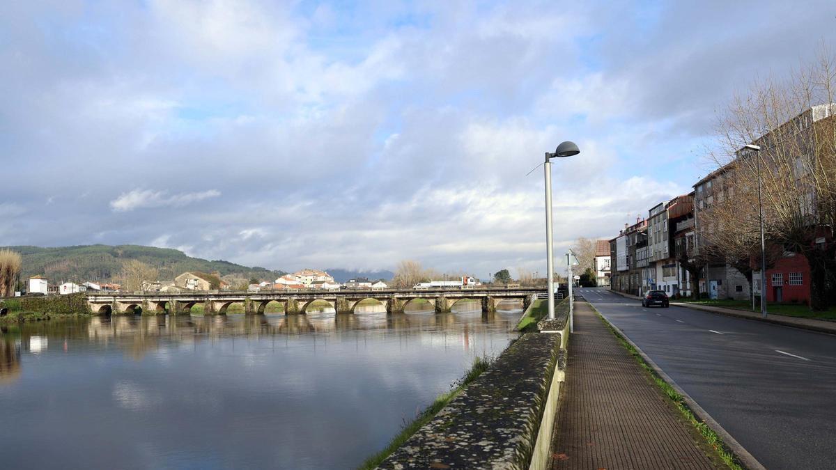 La fachada fluvial de Pontecesures.